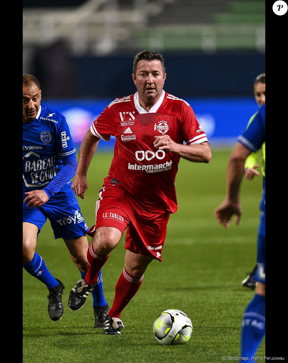 Karl Olive - Le club Variétés Club de France récolte 12.000 Euros pour l'association "Solidarité Femmes Aube" lors d'un match de gala mixte contre les légendes de Troyes l'ESTAC (victoire 5-4 des légendes de Troyes) au Stade de l'Aube à Troyes le 23 mars 2022. © Pierre Perusseau/Bestimage