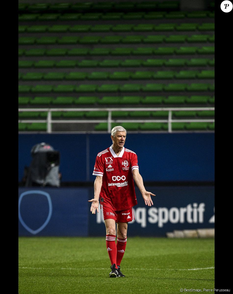 Arsène Wenger - Le club Variétés Club de France récolte 12.000 Euros pour l'association "Solidarité Femmes Aube" lors d'un match de gala mixte contre les légendes de Troyes l'ESTAC (victoire 5-4 des légendes de Troyes) au Stade de l'Aube à Troyes le 23 mars 2022. © Pierre Perusseau/Bestimage