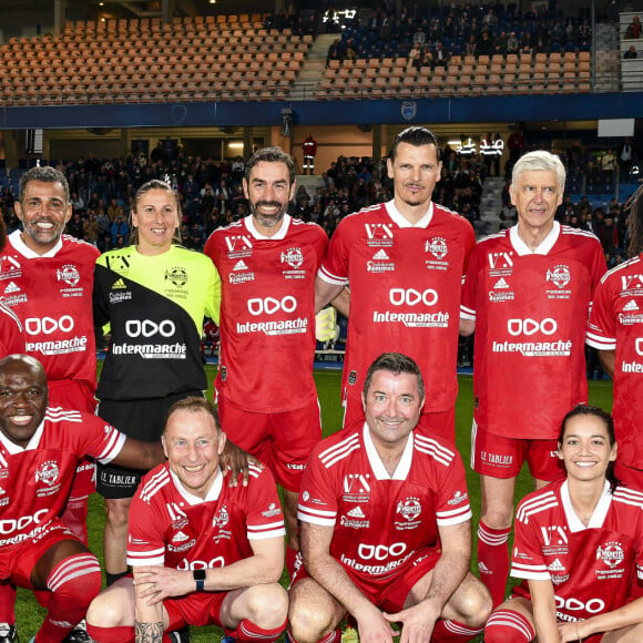 Claudia Tagbo, Sonny Anderson, Bérangère Sapowicz, Robert Pires, Daniel Van Buyten, Arsène Wenger, Christian Karembeu, Wilfrid Mbappé, Jean-Pierre Papin, Karl Olive, Alizé Lim - Le club Variétés Club de France récolte 12.000 Euros pour l'association "Solidarité Femmes Aube" lors d'un match de gala mixte contre les légendes de Troyes l'ESTAC  au Stade de l'Aube à Troyes le 23 mars 2022. © Pierre Perusseau/Bestimage 