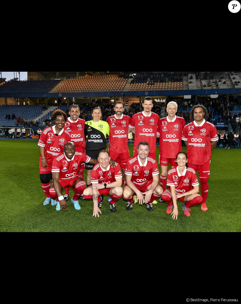 Claudia Tagbo, Sonny Anderson, Bérangère Sapowicz, Robert Pires, Daniel Van Buyten, Arsène Wenger, Christian Karembeu, Wilfrid Mbappé, Jean-Pierre Papin, Karl Olive, Alizé Lim - Le club Variétés Club de France récolte 12.000 Euros pour l'association "Solidarité Femmes Aube" lors d'un match de gala mixte contre les légendes de Troyes l'ESTAC au Stade de l'Aube à Troyes le 23 mars 2022. © Pierre Perusseau/Bestimage