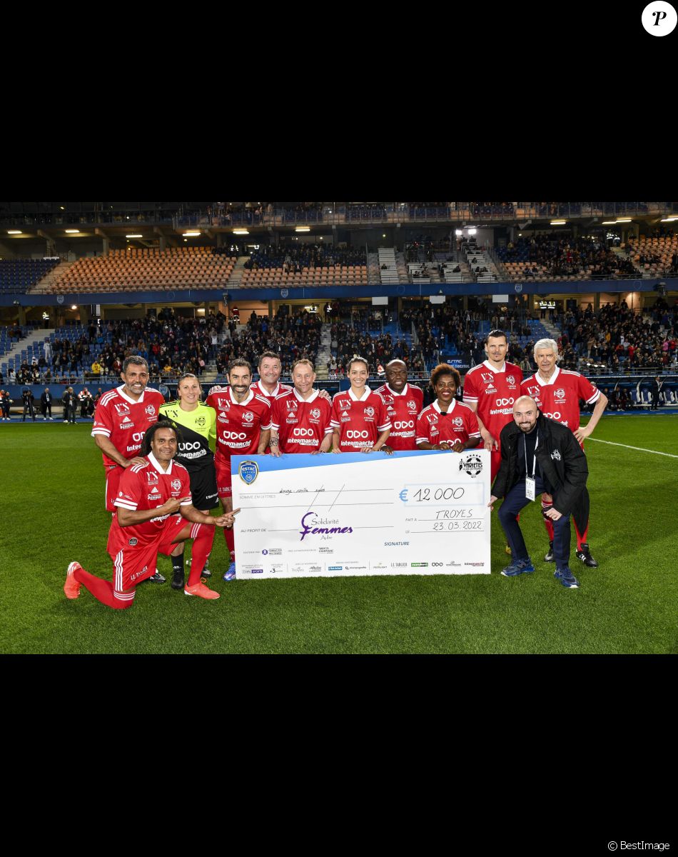 Claudia Tagbo, Sonny Anderson, Bérangère Sapowicz, Robert Pires, Daniel Van Buyten, Arsène Wenger, Christian Karembeu, Wilfrid Mbappé, Jean-Pierre Papin, Karl Olive, Alizé Lim - Le club Variétés Club de France récolte 12.000 Euros pour l'association "Solidarité Femmes Aube" lors d'un match de gala mixte contre les légendes de Troyes l'ESTAC (victoire 5-4 des légendes de Troyes) au Stade de l'Aube à Troyes le 23 mars 2022. © Pierre Perusseau/Bestimage