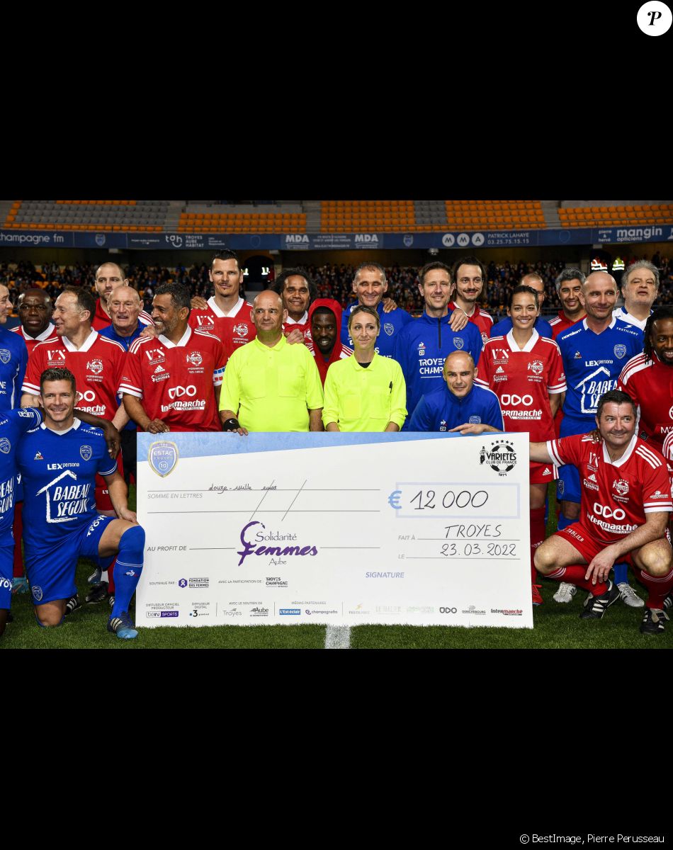 Claudia Tagbo, Sonny Anderson, Bérangère Sapowicz, Robert Pires, Daniel Van Buyten, Arsène Wenger, Christian Karembeu, Wilfrid Mbappé, Jean-Pierre Papin, Karl Olive, Alizé Lim - Le club Variétés Club de France récolte 12.000 Euros pour l'association "Solidarité Femmes Aube" lors d'un match de gala mixte contre les légendes de Troyes l'ESTAC (victoire 5-4 des légendes de Troyes) au Stade de l'Aube à Troyes le 23 mars 2022. © Pierre Perusseau/Bestimage