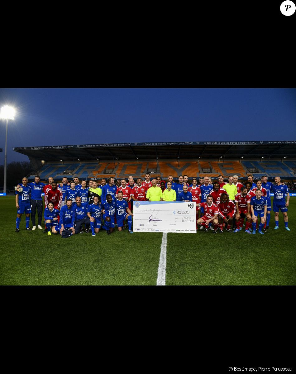 Claudia Tagbo, Sonny Anderson, Bérangère Sapowicz, Robert Pires, Daniel Van Buyten, Arsène Wenger, Christian Karembeu, Wilfrid Mbappé, Jean-Pierre Papin, Karl Olive, Alizé Lim - Le club Variétés Club de France récolte 12.000 Euros pour l'association "Solidarité Femmes Aube" lors d'un match de gala mixte contre les légendes de Troyes l'ESTAC au Stade de l'Aube à Troyes le 23 mars 2022. © Pierre Perusseau/Bestimage