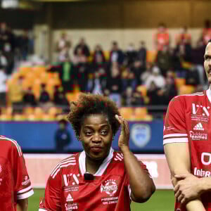 Claudia Tagbo, Robert Pires, Daniel Van Buyten, Arsène Wenger - Le club Variétés Club de France récolte 12.000 Euros pour l'association "Solidarité Femmes Aube" lors d'un match de gala mixte contre les légendes de Troyes l'ESTAC (victoire 5-4 des légendes de Troyes) au Stade de l'Aube à Troyes le 23 mars 2022. © Pierre Perusseau/Bestimage 