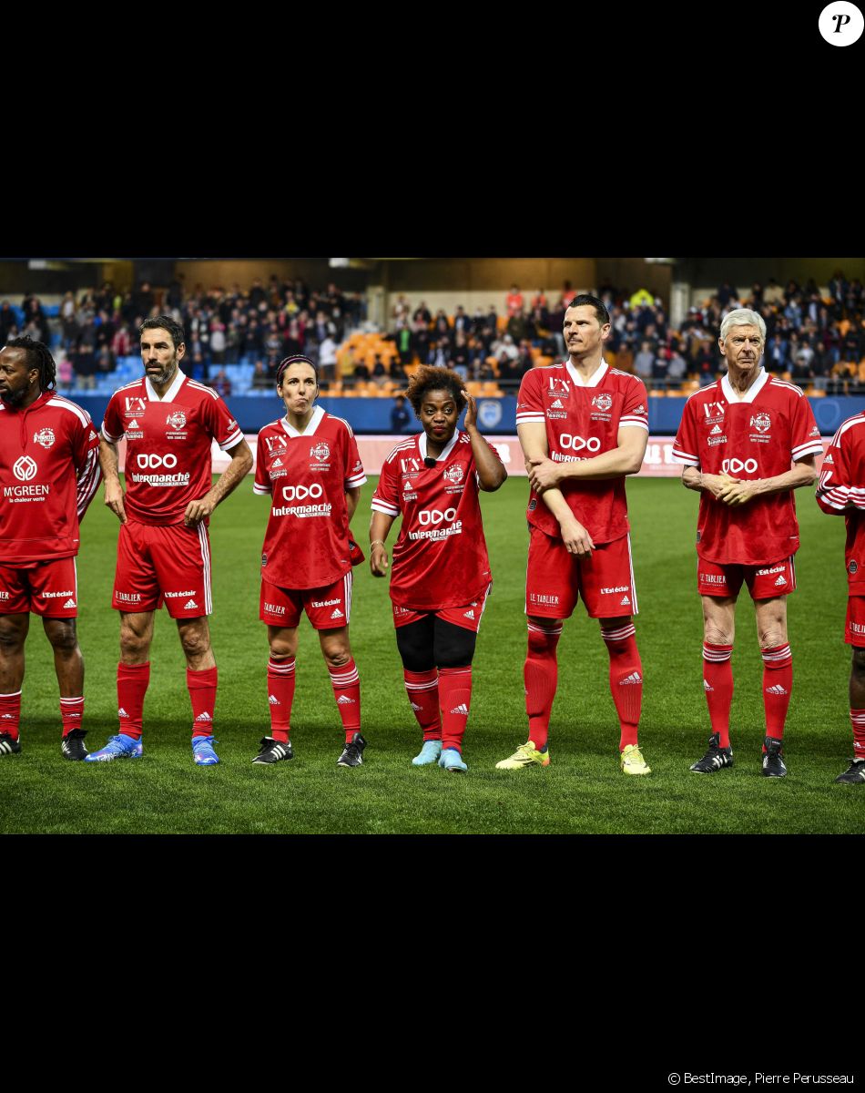 Claudia Tagbo, Robert Pires, Daniel Van Buyten, Arsène Wenger - Le club Variétés Club de France récolte 12.000 Euros pour l'association "Solidarité Femmes Aube" lors d'un match de gala mixte contre les légendes de Troyes l'ESTAC (victoire 5-4 des légendes de Troyes) au Stade de l'Aube à Troyes le 23 mars 2022. © Pierre Perusseau/Bestimage