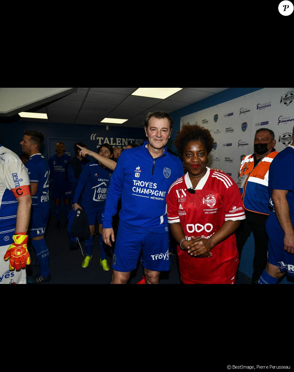 François Baroin et Claudia Tagbo - Le club Variétés Club de France récolte 12.000 Euros pour l'association "Solidarité Femmes Aube" lors d'un match de gala mixte contre les légendes de Troyes l'ESTAC (victoire 5-4 des légendes de Troyes) au Stade de l'Aube à Troyes le 23 mars 2022. © Pierre Perusseau/Bestimage