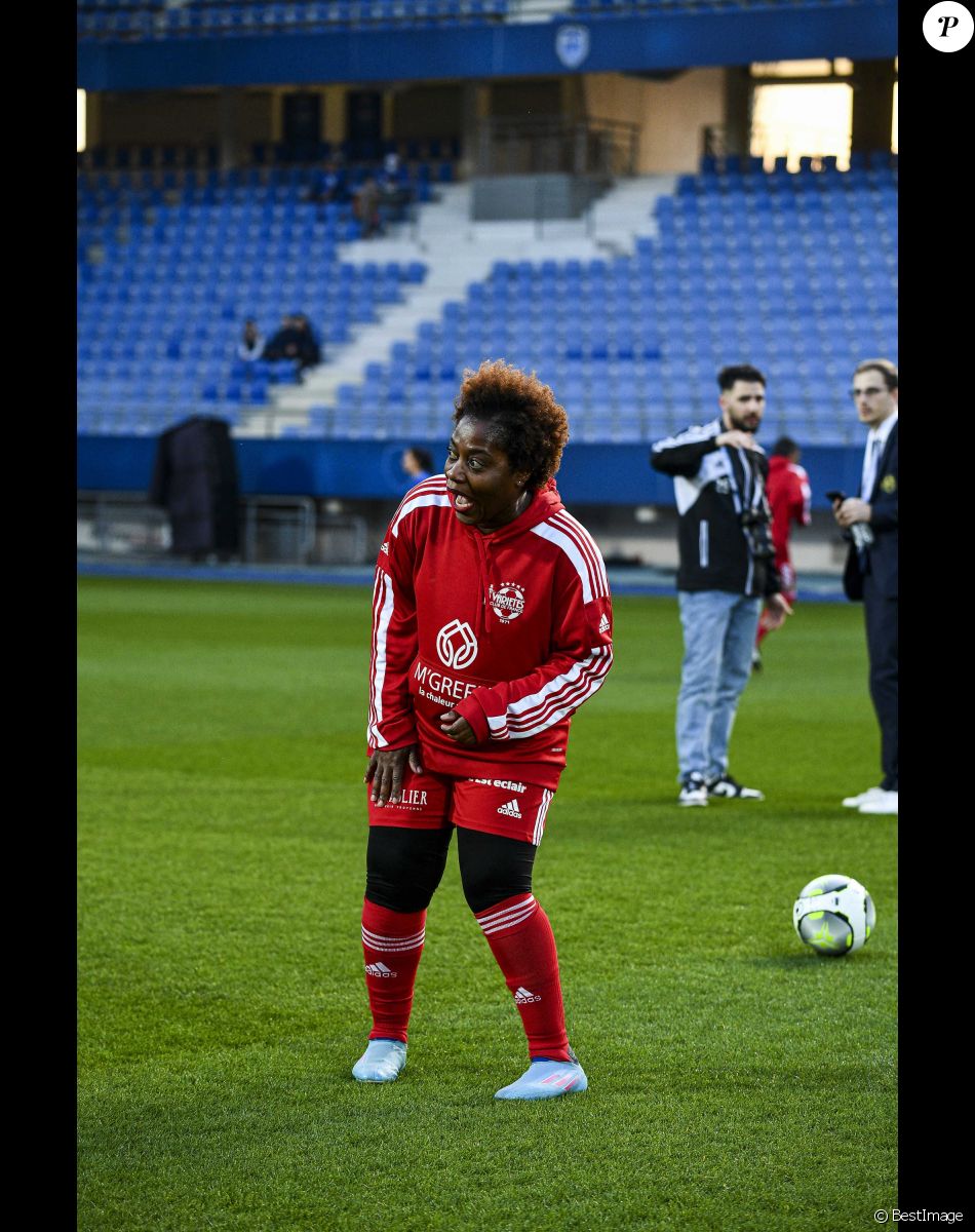Claudia Tagbo - Le club Variétés Club de France récolte 12.000 Euros pour l'association "Solidarité Femmes Aube" lors d'un match de gala mixte contre les légendes de Troyes l'ESTAC (victoire 5-4 des légendes de Troyes) au Stade de l'Aube à Troyes le 23 mars 2022. © Pierre Perusseau/Bestimage
