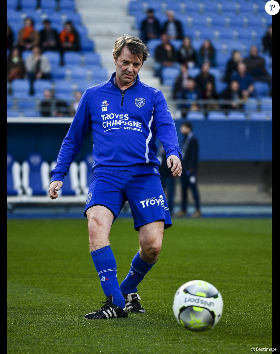 François Baroin - Le club Variétés Club de France récolte 12.000 Euros pour l'association "Solidarité Femmes Aube" lors d'un match de gala mixte contre les légendes de Troyes l'ESTAC (victoire 5-4 des légendes de Troyes) au Stade de l'Aube à Troyes le 23 mars 2022. © Pierre Perusseau/Bestimage