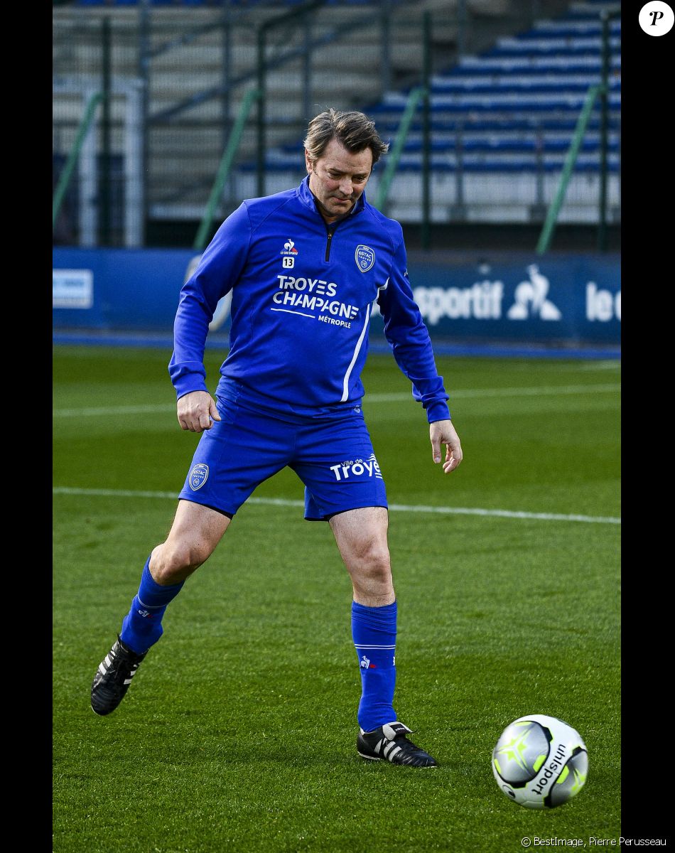 François Baroin - Le club Variétés Club de France récolte 12.000 Euros pour l'association "Solidarité Femmes Aube" lors d'un match de gala mixte contre les légendes de Troyes l'ESTAC (victoire 5-4 des légendes de Troyes) au Stade de l'Aube à Troyes le 23 mars 2022. © Pierre Perusseau/Bestimage