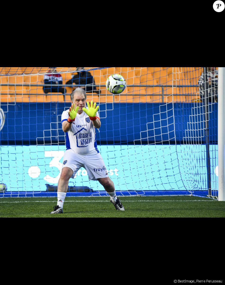 Raphaël Mezrahi - Le club Variétés Club de France récolte 12.000 Euros pour l'association "Solidarité Femmes Aube" lors d'un match de gala mixte contre les légendes de Troyes l'ESTAC (victoire 5-4 des légendes de Troyes) au Stade de l'Aube à Troyes le 23 mars 2022. © Pierre Perusseau/Bestimage