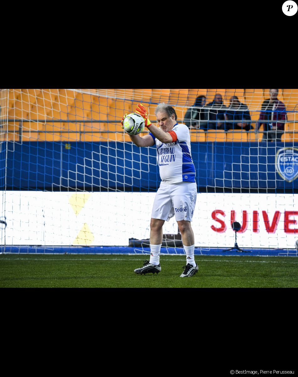 Raphaël Mezrahi - Le club Variétés Club de France récolte 12.000 Euros pour l'association "Solidarité Femmes Aube" lors d'un match de gala mixte contre les légendes de Troyes l'ESTAC (victoire 5-4 des légendes de Troyes) au Stade de l'Aube à Troyes le 23 mars 2022. © Pierre Perusseau/Bestimage