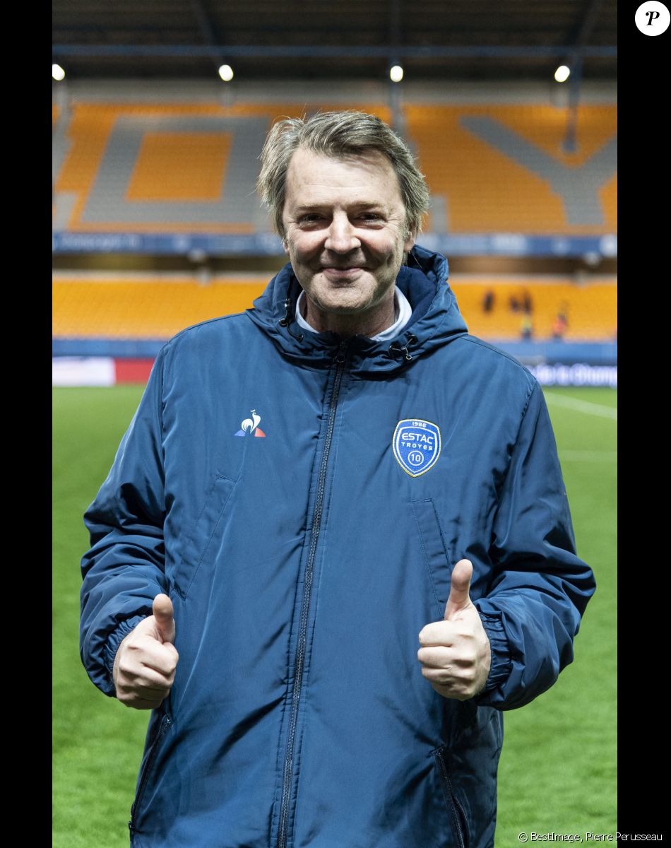 François Baroin - Le club Variétés Club de France récolte 12.000 Euros pour l'association "Solidarité Femmes Aube" lors d'un match de gala mixte contre les légendes de Troyes l'ESTAC (victoire 5-4 des légendes de Troyes) au Stade de l'Aube à Troyes le 23 mars 2022. © Pierre Perusseau/Bestimage