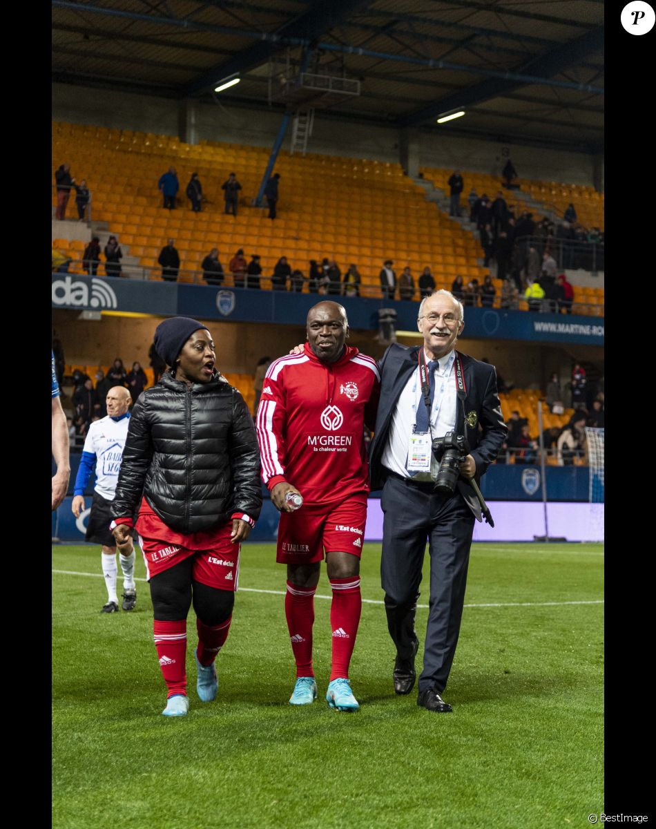 Claudia Tagbo et Wilfrid Mbappé - Le club Variétés Club de France récolte 12.000 Euros pour l'association "Solidarité Femmes Aube" lors d'un match de gala mixte contre les légendes de Troyes l'ESTAC (victoire 5-4 des légendes de Troyes) au Stade de l'Aube à Troyes le 23 mars 2022. © Pierre Perusseau/Bestimage