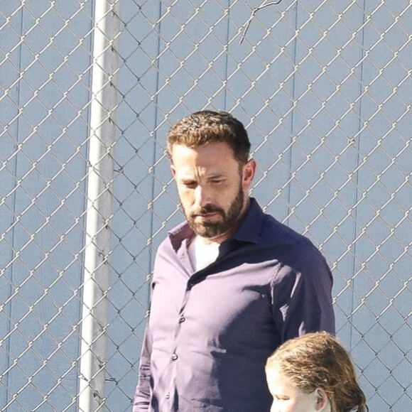 Ben Affleck se promène avec son fils Samuel et sa compagne Jennifer Lopez à Los Angeles le 23 mars 2022.