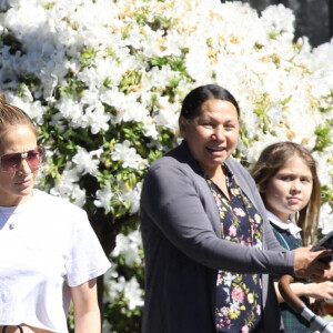 Ben Affleck se promène avec son fils Samuel et sa compagne Jennifer Lopez à Los Angeles le 23 mars 2022.