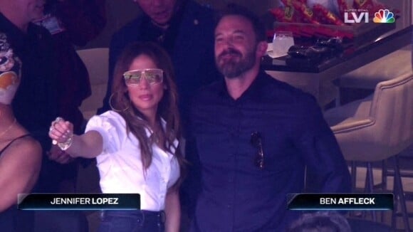 Jennifer Lopez et son compagnon Ben Affleck assistent au Super Bowl LVI au SoFi Stadium. Inglewood, le 13 février 2022.