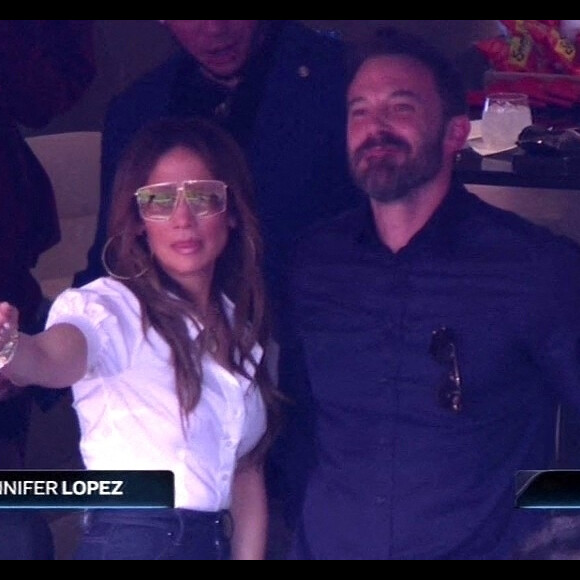 Jennifer Lopez et son compagnon Ben Affleck assistent au Super Bowl LVI au SoFi Stadium. Inglewood, le 13 février 2022.