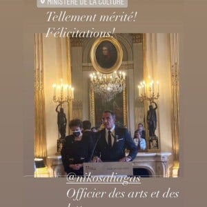 Nikos Aliagas nommé Officier des arts et des lettres par Roselyne Bachelot, au ministère de la Culture le 24 mars 2022.