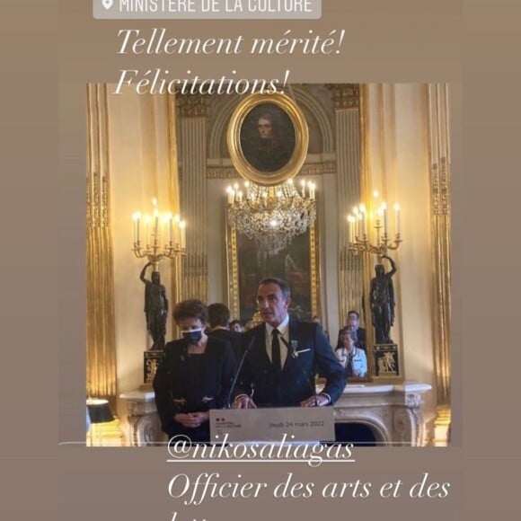 Nikos Aliagas nommé Officier des arts et des lettres par Roselyne Bachelot, au ministère de la Culture le 24 mars 2022.