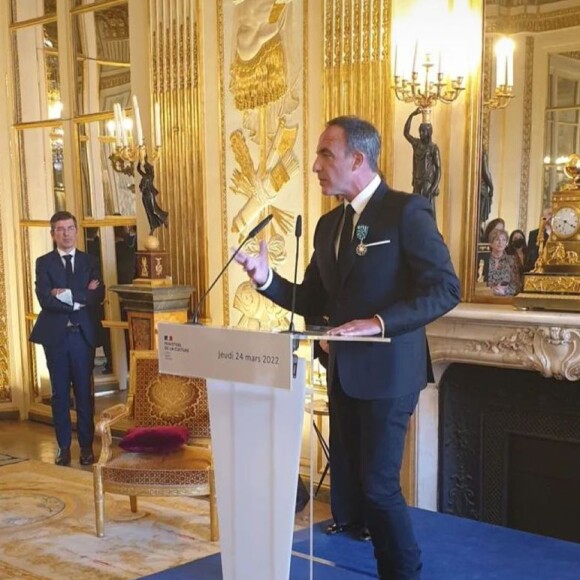 Nikos Aliagas nommé Officier des arts et des lettres par Roselyne Bachelot, au ministère de la Culture le 24 mars 2022.