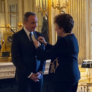 Nikos Aliagas nommé Officier des arts et des lettres par Roselyne Bachelot, au ministère de la Culture.