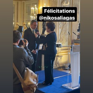 Nikos Aliagas nommé Officier des arts et des lettres par Roselyne Bachelot, au ministère de la Culture le 24 mars 2022.