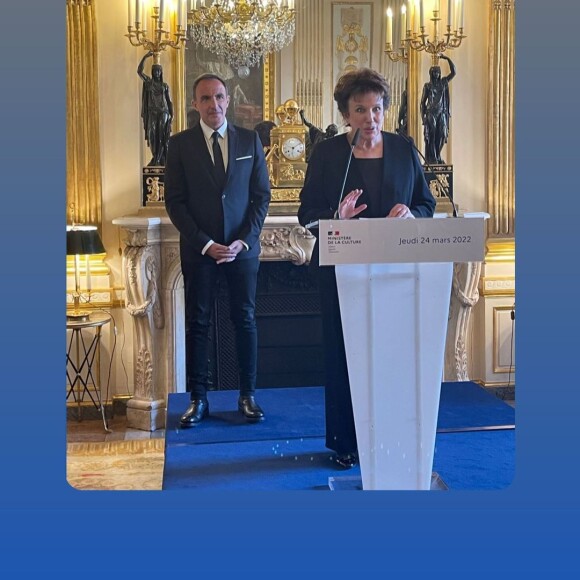 Nikos Aliagas nommé Officier des arts et des lettres par Roselyne Bachelot, au ministère de la Culture le 24 mars 2022.