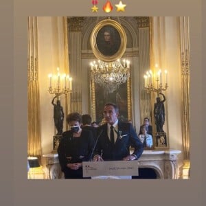 Nikos Aliagas nommé Officier des arts et des lettres par Roselyne Bachelot, au ministère de la Culture le 24 mars 2022.