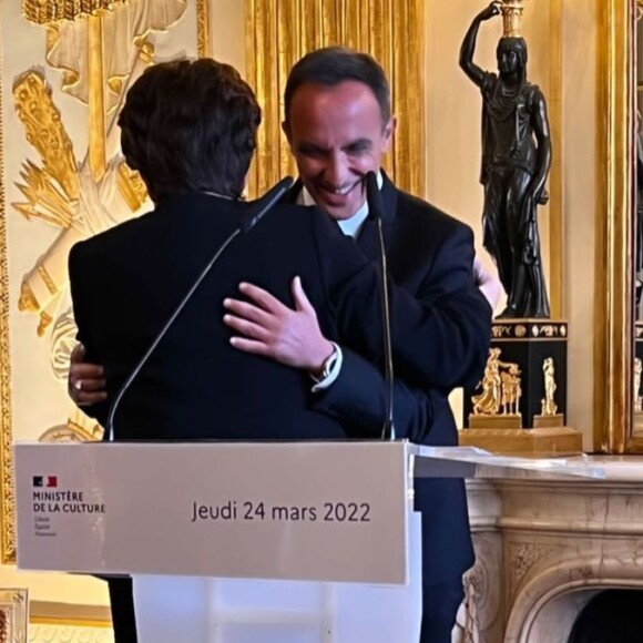 Nikos Aliagas nommé Officier des arts et des lettres par Roselyne Bachelot, au ministère de la Culture le 24 mars 2022.