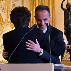 Nikos Aliagas nommé Officier des arts et des lettres par Roselyne Bachelot, au ministère de la Culture le 24 mars 2022.