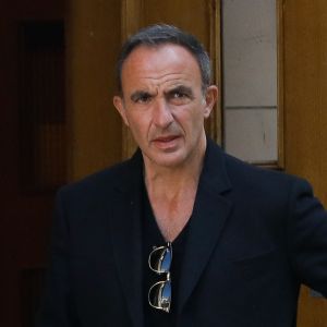 Nikos Aliagas - Sorties des obsèques de Laurent Vimont (PDG de Century 21) en l'église Notre-Dame de Grâce de Passy à Paris. Le 23 mars 2022