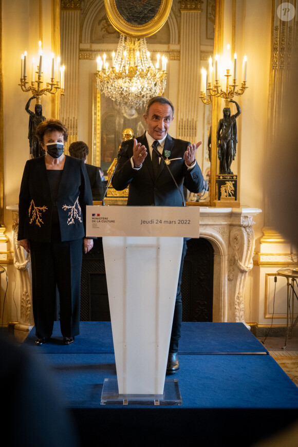 Exclusif - Nikos Aliagas a été nommé Officier des arts et des lettres, par la ministre de la culture Roselyne Bachelot, au ministère de la Culture à Paris, le 24 mars 2022. © Anthony Mkrtchian via Bestimage