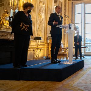 Exclusif - Nikos Aliagas, accompagné de sa soeur Maria, sa mère Haroula et la direction de TF1, a été nommé, par la ministre de la culture, Roselyne Bachelot Officier des arts et des lettres au ministère de la Culture à Paris, France , le 24 mars 2022