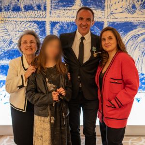 Exclusif - Nikos Aliagas, accompagné de sa soeur Maria, sa mère Haroula, et sa fille Agathe, a été nommé, par la ministre de la culture, Roselyne Bachelot Officier des arts et des lettres au ministère de la Culture à Paris, France, le 24 mars 2022