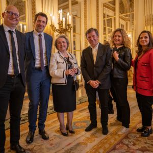 Exclusif - Nikos Aliagas, accompagné de sa soeur Maria, sa mère Haroula, Gilles Pélisson, président-directeur général du groupe TF1, François Pellissier, DGA Business & Sports du groupe TF1 et Ara Aprikian, directeur des programmes du groupe TF1, a été nommé, par la ministre de la Culture, Roselyne Bachelot Officier des arts et des lettres au ministère de la Culture à Paris, France, le 24 mars 2022