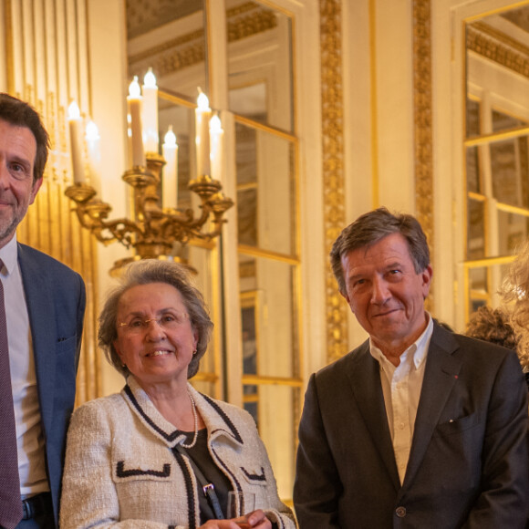 Exclusif - Nikos Aliagas, accompagné de sa soeur Maria, sa mère Haroula, Gilles Pélisson, président-directeur général du groupe TF1, François Pellissier, DGA Business & Sports du groupe TF1 et Ara Aprikian, directeur des programmes du groupe TF1, a été nommé, par la ministre de la Culture, Roselyne Bachelot Officier des arts et des lettres au ministère de la Culture à Paris, France, le 24 mars 2022