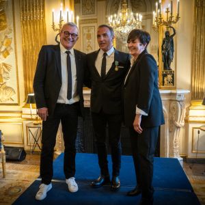 Exclusif - Nikos Aliagas, accompagné de Laurence et Pierre Lemarcha, a été nommé, par la ministre de la Culture, Roselyne Bachelot Officier des arts et des lettres au ministère de la Culture à Paris, France, le 24 mars 2022