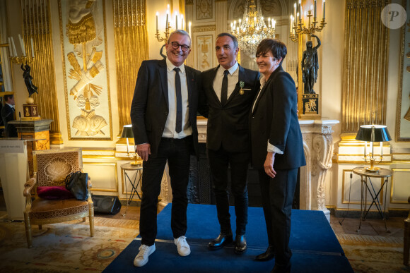 Exclusif - Nikos Aliagas, accompagné de Laurence et Pierre Lemarcha, a été nommé, par la ministre de la Culture, Roselyne Bachelot Officier des arts et des lettres au ministère de la Culture à Paris, France, le 24 mars 2022