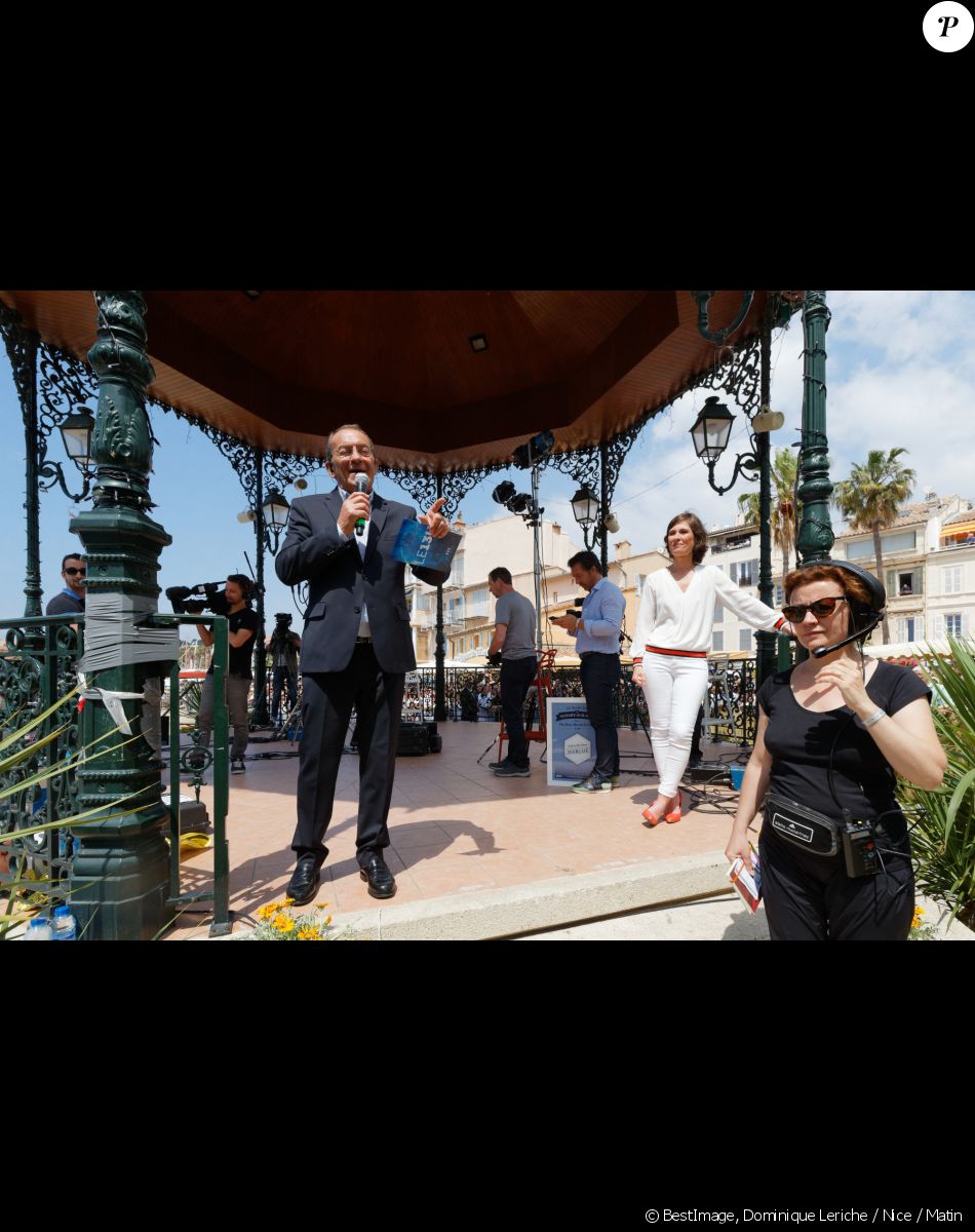 Jean-Pierre Pernaut est venu remettre au maire de Sanary le titre de plus beau marché de France en direct lors du JT de TF1 le 9 mai 2018. Il était accompagné de Dominique Lagrou-Sempère © Dominique Leriche / Nice / Matin / Bestimage