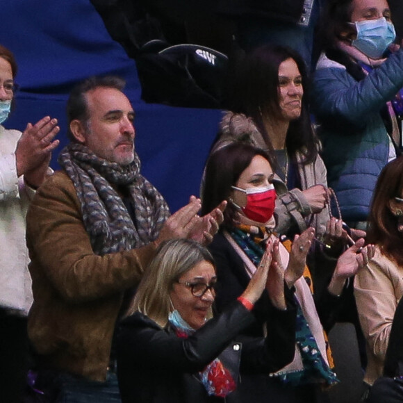 Jean Dujardin et sa femme Nathalie Péchalat dans les tribunes lors du programme danse rythmique des championnats du monde de patinage artistique 2022 à Montpellier, France, le 25 mars 2022. © Laurent Lairys/Panoramic/Bestimage 