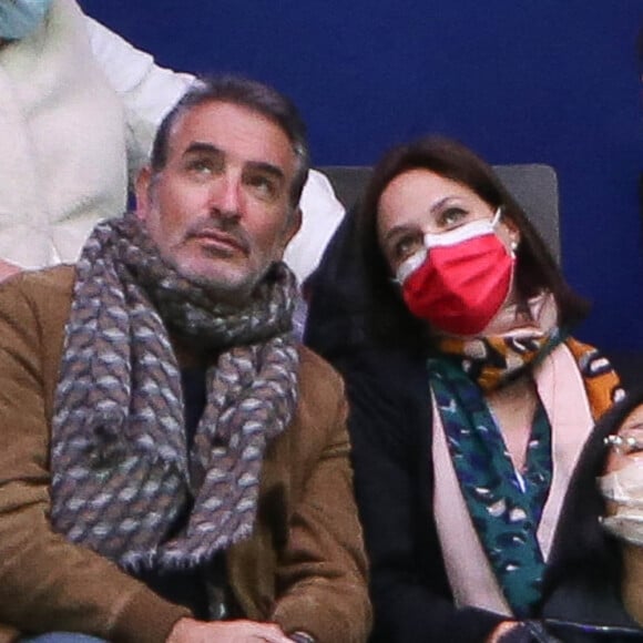 Jean Dujardin et sa femme Nathalie Péchalat dans les tribunes lors du programme danse rythmique des championnats du monde de patinage artistique 2022 à Montpellier © Laurent Lairys/Panoramic/Bestimage 