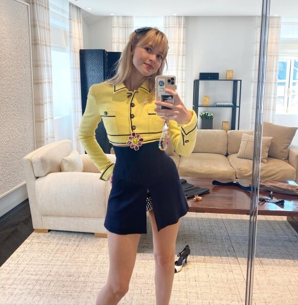 Angèle se prend en photo chez Chanel. Instagram, mars 2022.