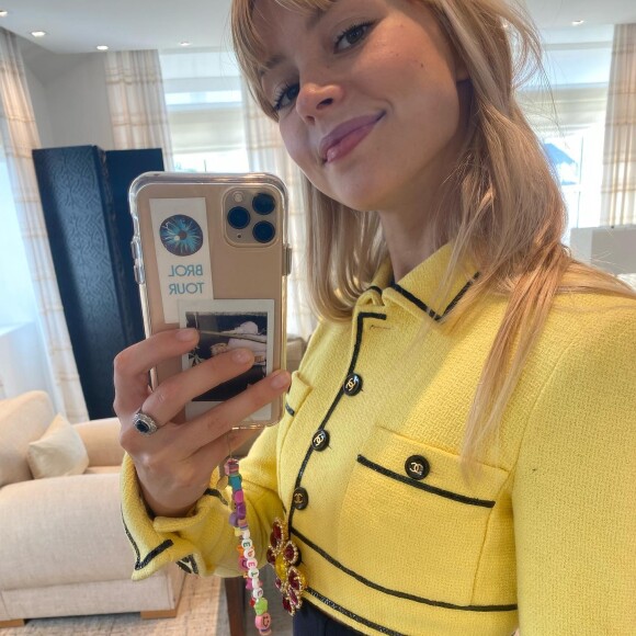 Angèle se prend en photo chez Chanel. Instagram, mars 2022.