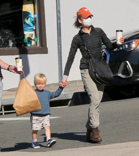 Renée Zellweger, son nouveau compagnon Ant Anstead et le fils de ce dernier se promènent à Laguna Beach en Californie le 23 janvier 2022.