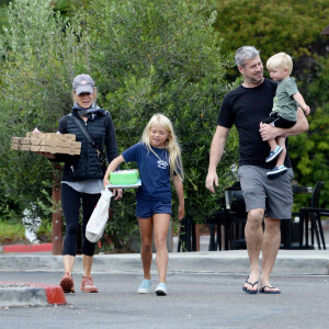 Renee Zellweger et son compagnon Ant Anstead se préparent à une soirée pizza, avec les enfants de ce dernier, à Laguna Beach. Le 26 août 2021
