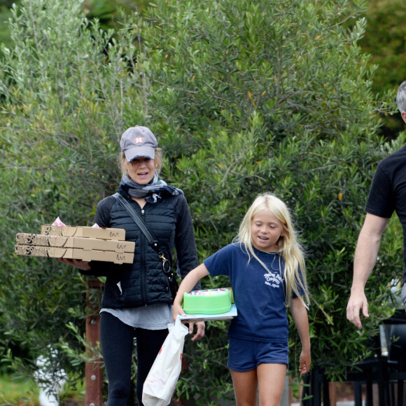 Renee Zellweger et son compagnon Ant Anstead se préparent à une soirée pizza, avec les enfants de ce dernier, à Laguna Beach. Le 26 août 2021