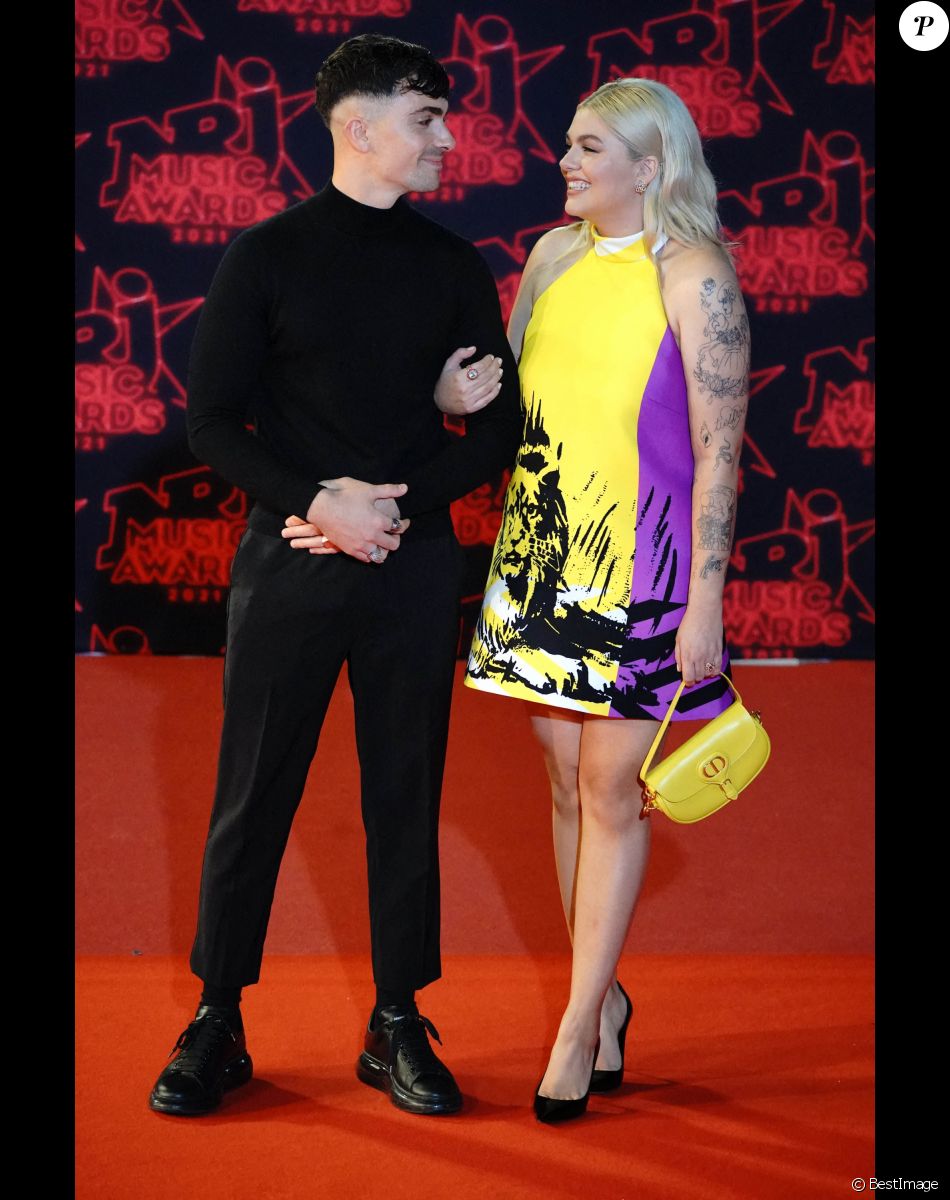 Florian Rossi et sa compagne Louane Emera lors de la 23ème édition des NRJ Music Awards 2021 au Palais des Festivals de Cannes, le 20 novembre 2021.