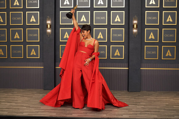 Ariana DeBose (Oscar du meilleur second rôle féminin pour West Side story ) - Press Room de la 94ème édition de la cérémonie des Oscars à Los Angeles le 27 mars 2022 