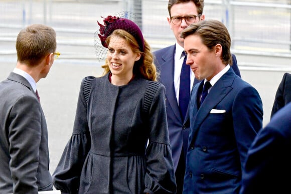 La princesse Beatrice et son mari Edoardo Mapelli Mozzi arrivent à la cérémonie hommage au prince Philip à l'abbaye de Westminster, le 29 mars 2022, à Londres.