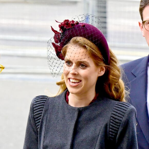 La princesse Beatrice et son mari Edoardo Mapelli Mozzi arrivent à la cérémonie hommage au prince Philip à l'abbaye de Westminster, le 29 mars 2022, à Londres.